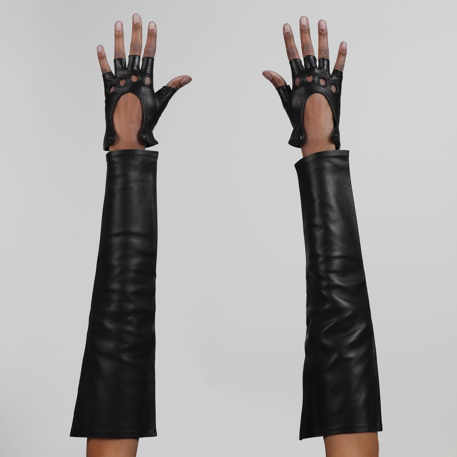 Love your look combo by Seymoure Gloves. Loveyourlook. Black Opera Gloves.