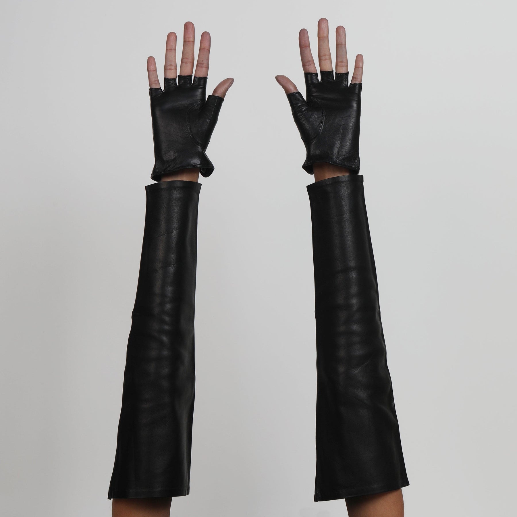 Love your look combo by Seymoure Gloves. Loveyourlook. Black Opera Gloves.
